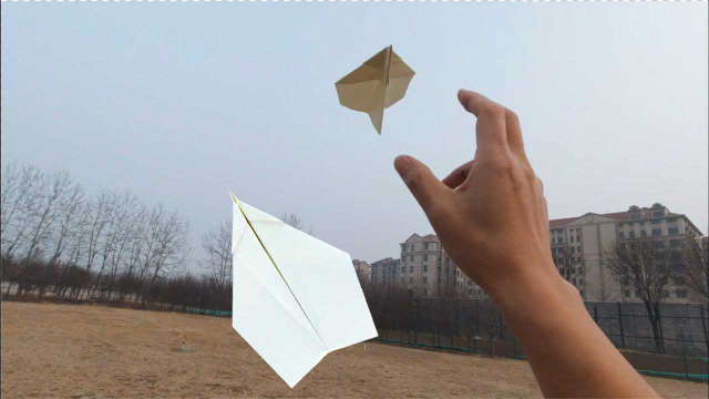 [纸飞机飞出去的视频]纸飞机在空中飞的视频