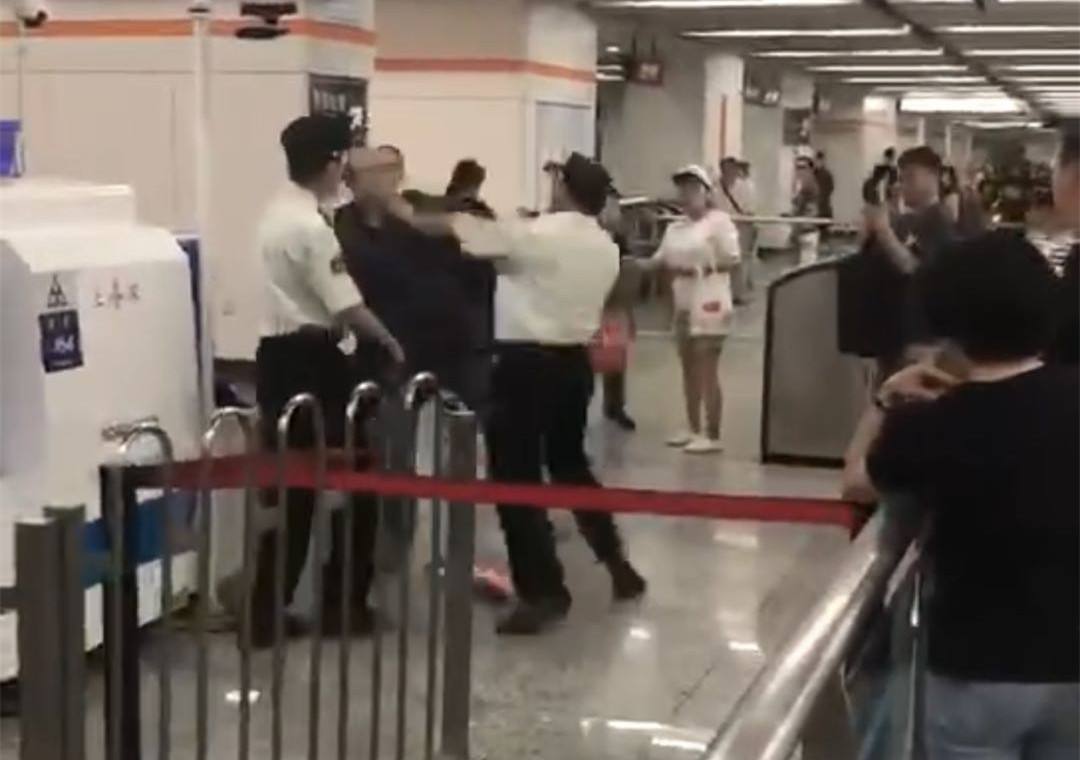 [上海地铁包被车门夹住]包包被地铁门夹住怎么处理