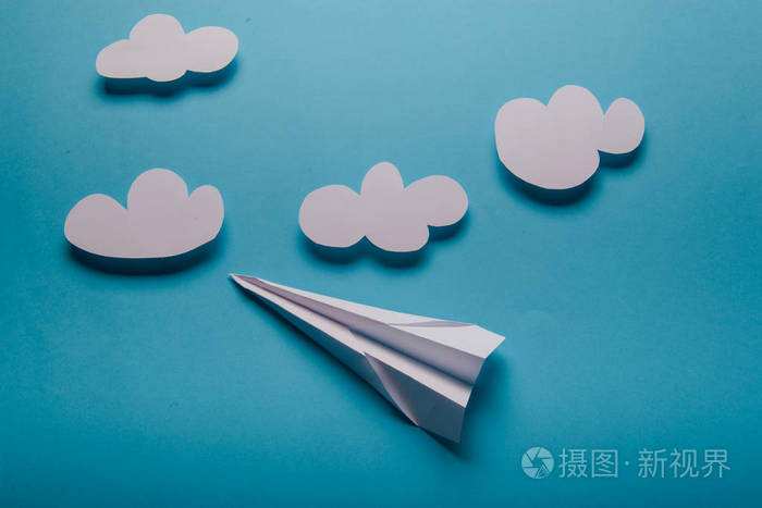 [蓝底纸飞机app]纸飞机蓝天白云图片