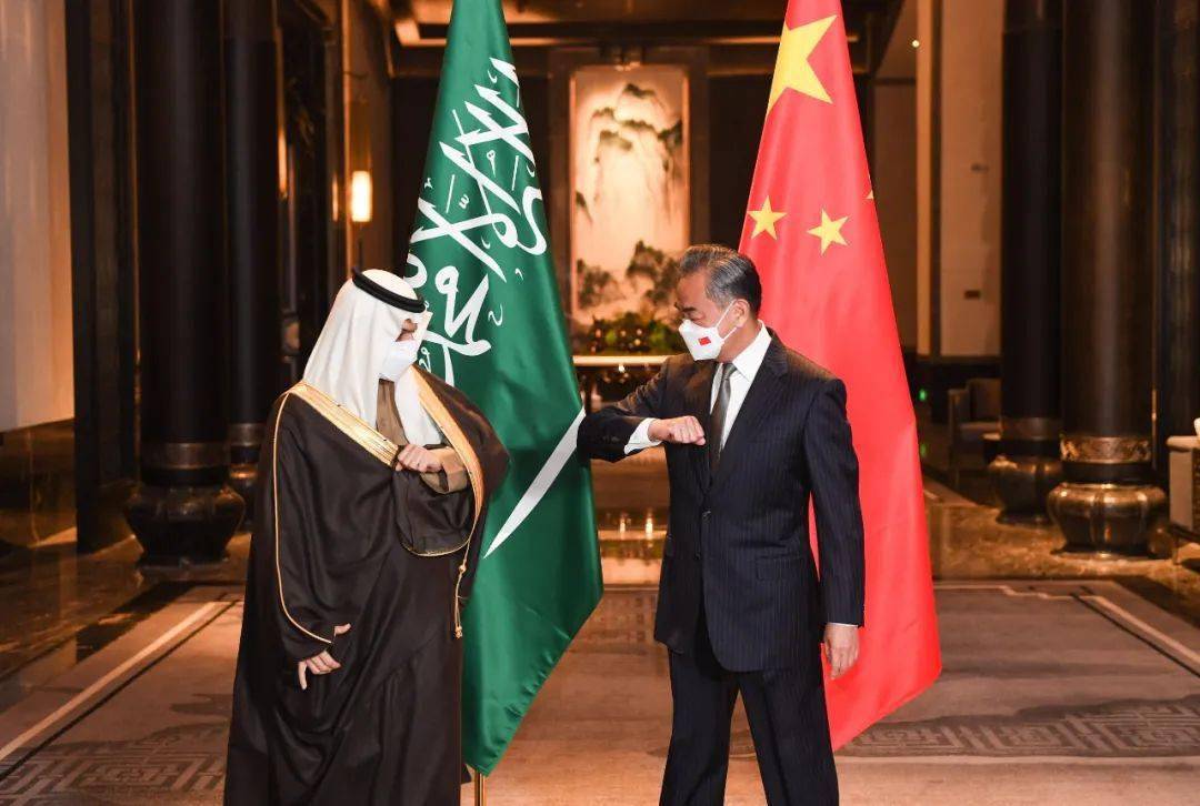 关于伊朗外长与沙特外交大臣举行会谈的信息