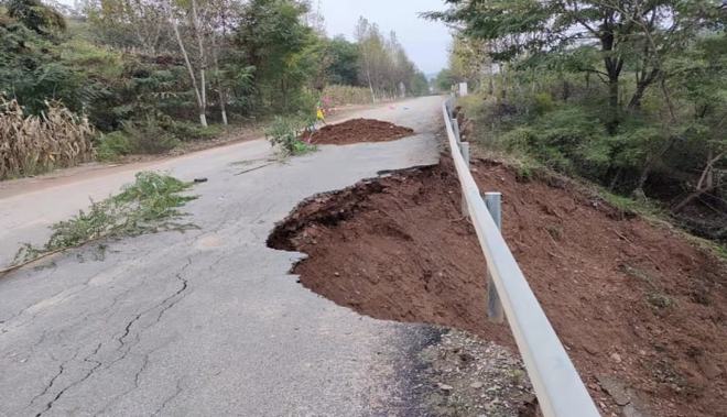 青岛浮山巷附近路面出现塌陷_青岛浮山巷附近路面出现塌陷事故