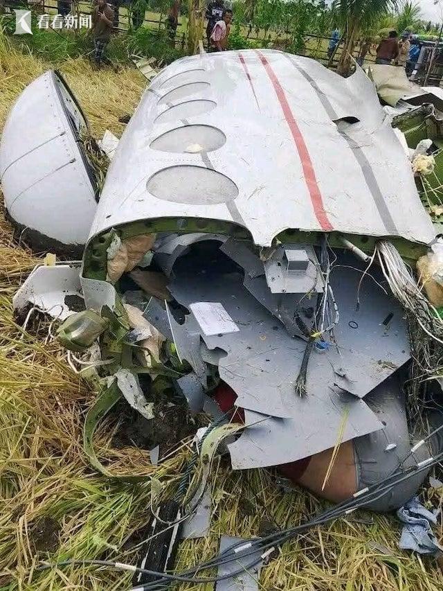 菲坠机事故人员伤亡_菲军机坠毁画面从人群头顶低空飞过