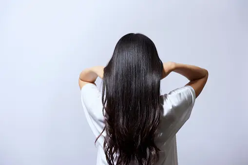女子染发多年选择与白发和解的简单介绍