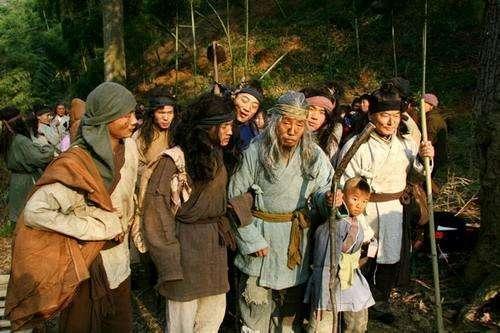 关于古人吃海鲜剩的壳堆成地层的信息